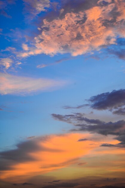 Cielo con nubes en tonos anaranjados