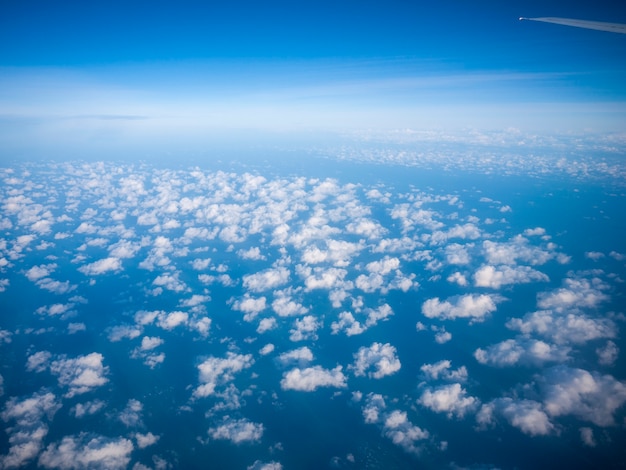 Un cielo con nubes