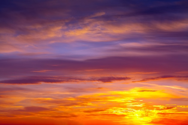 cielo nublado al amanecer