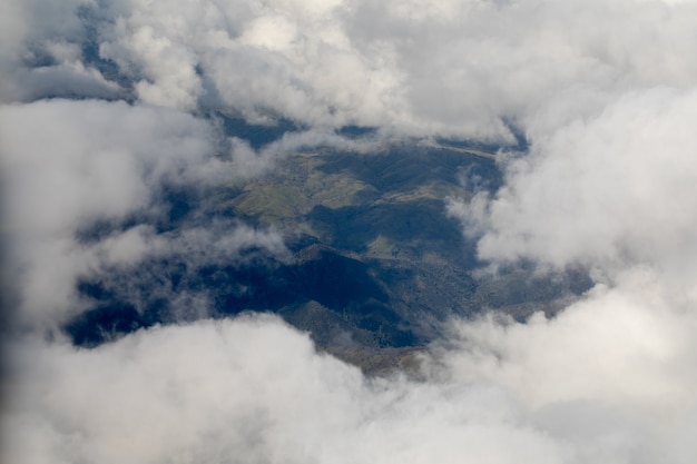 Foto gratuita cielo nublado blanco y azul durante el día