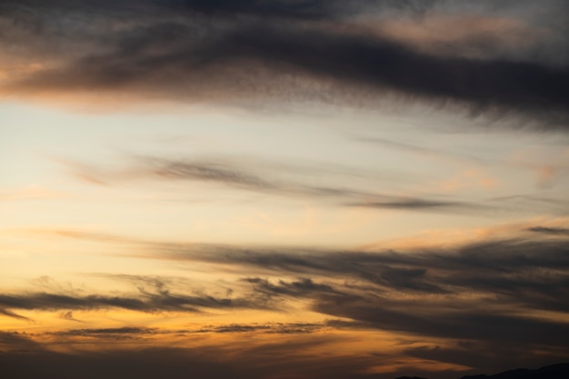 Cielo nublado con fondo de espacio de copia