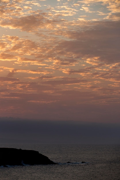 Cielo nublado en el fondo de la luz del día