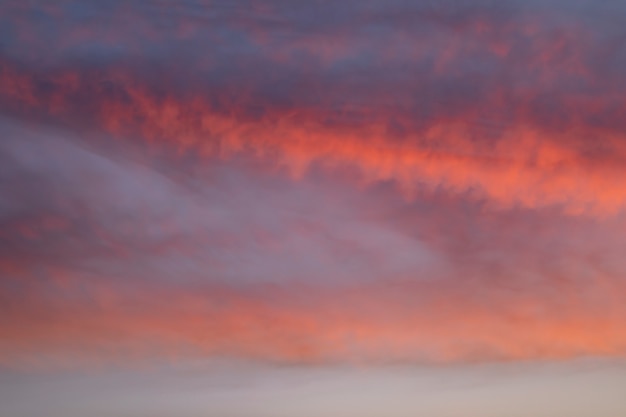 Cielo nublado liso en luces de otoño