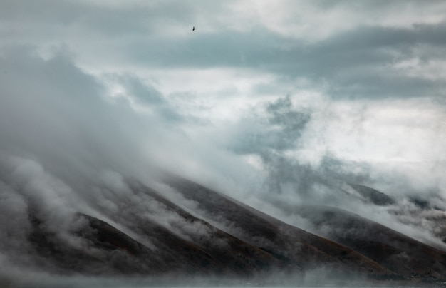 Cielo nublado y montañas