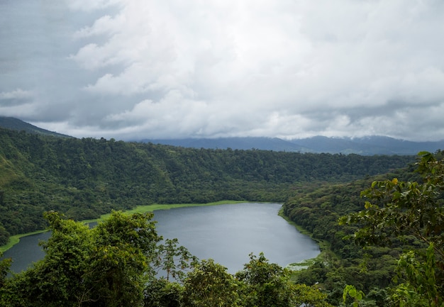 Cielo nublado sobre la hermosa selva tropical y el lago