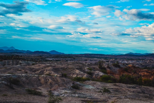 Cielo nublado sobre el valle rocoso en el desierto de Tatacoa, Colombia