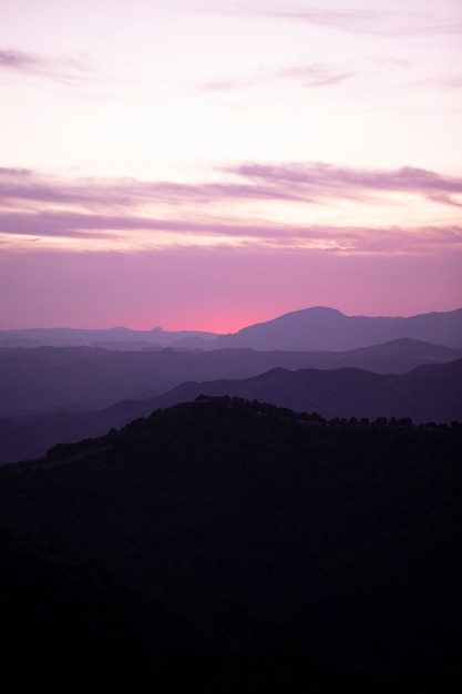 Cielo rosa y azul con montañas