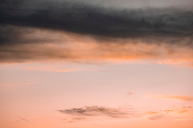 Cielo rosa nublado con fondo de espacio de copia