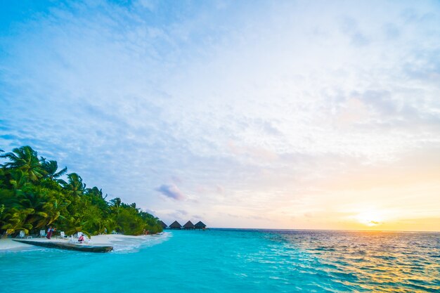cielo de la salida del sol de lujo laguna maldivas