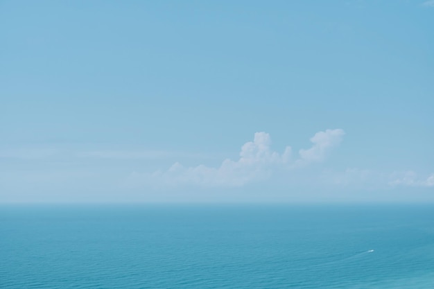 Cielo soleado con nubes y un mar en calma sobre un fondo de mediodía Enfoque borroso suave Vacaciones de verano calientes colores pastel y resplandor solar Afiche borroso abstracto o pancarta publicitaria