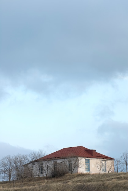 Foto gratuita bajo el cielo tormentoso