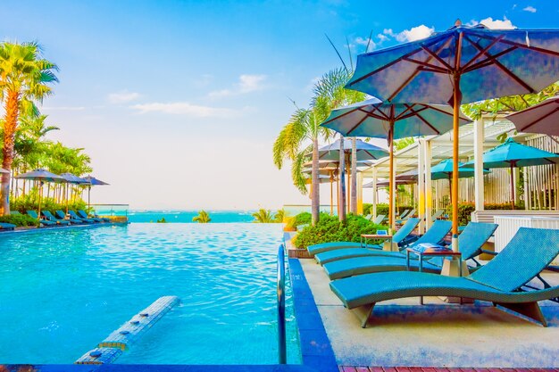 cielo de los viajes de la piscina de playa de lujo