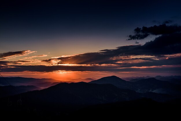 Cielo violeta de la tarde sobre las montañas