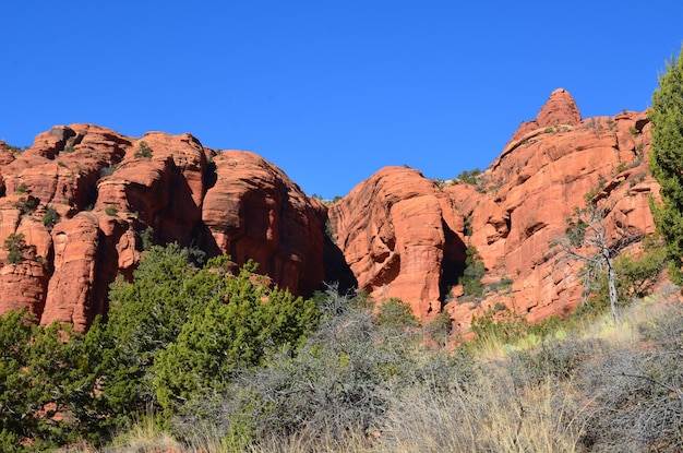 Cielos azules sobre los acantilados de roca roja de Sedona