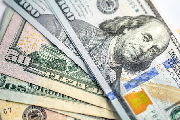 Cien dólares americanos closeup papel moneda en efectivo