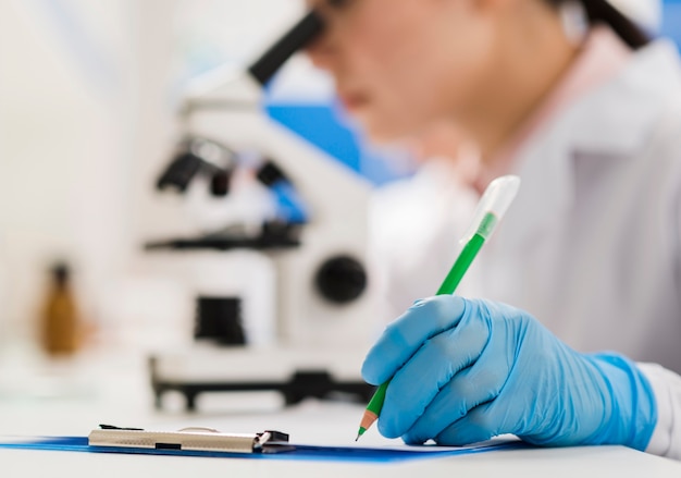 Científica trabajando en el laboratorio.