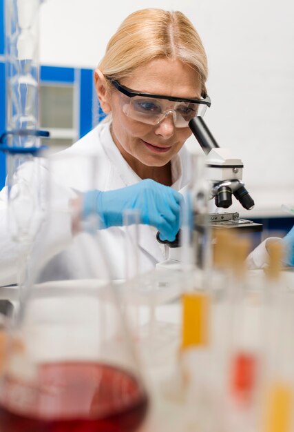Científico femenino en el laboratorio con microscopio