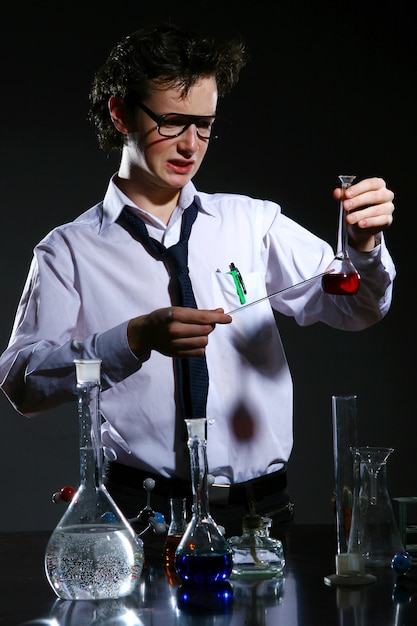 Científico haciendo experimento químico