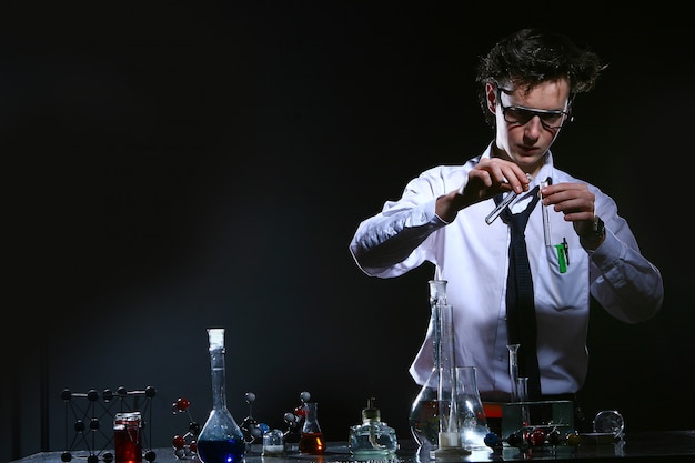 Científico haciendo experimento químico