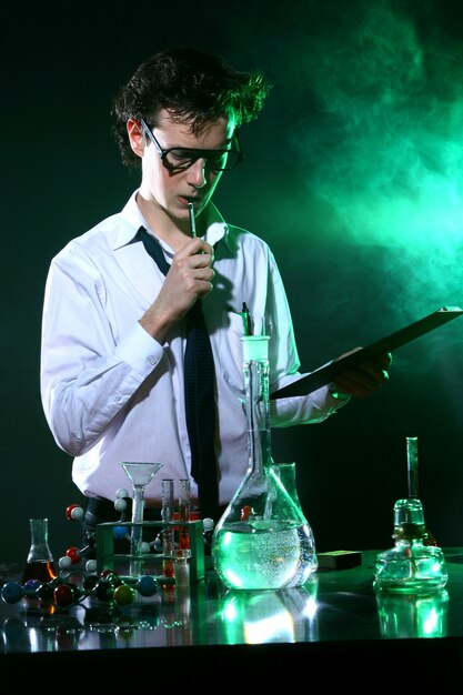 Científico haciendo experimento químico