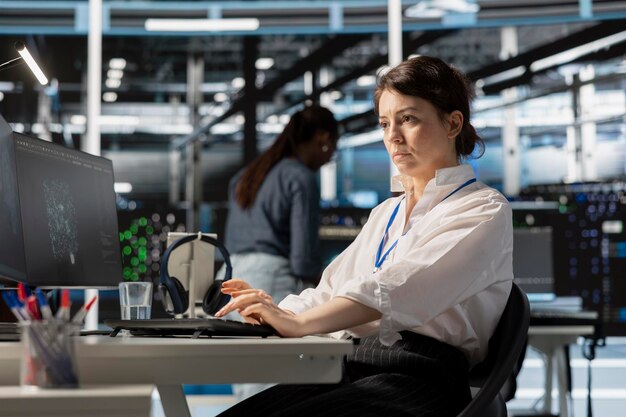 El científico informático del centro de datos utiliza la PC para actualizar la tecnología de los servidores