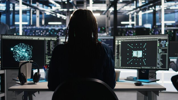 Científico informático de centros de datos que utiliza software de árbol de nodos para analizar conjuntos de datos