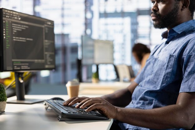 Científico informático que optimiza el software de la empresa