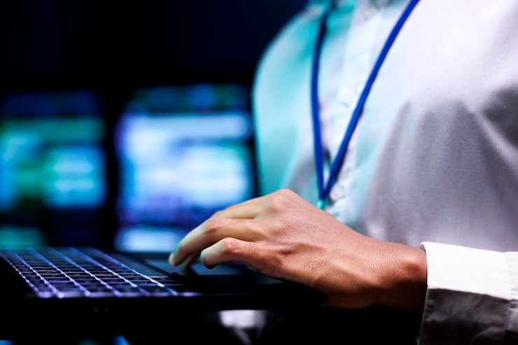 Foto gratuito científico informático que utiliza una computadora portátil para analizar los gabinetes de servidores que proporcionan almacenamiento. centro de datos avanzado que permite a la inteligencia artificial procesar conjuntos de datos masivos para entrenamiento y cálculos complejos