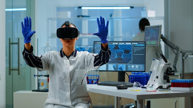 Científico profesional con gafas de realidad virtual con innovación médica en el laboratorio. Equipo de investigadores que trabajan con equipo, dispositivo, futuro, medicina, salud, profesional, visión, simulador