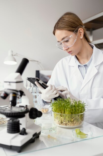Científico de tiro medio que trabaja en el laboratorio