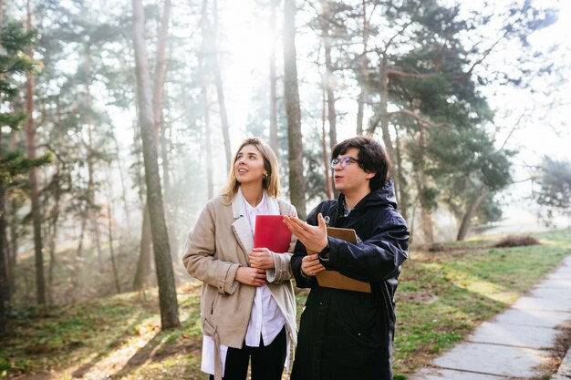 Los científicos estudian especies de plantas e inspeccionan árboles en el bosque