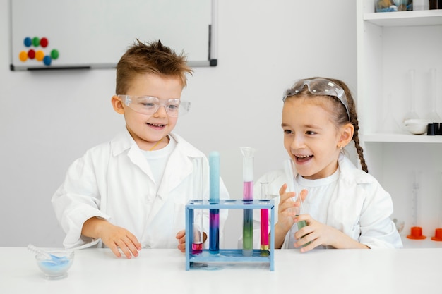 Los científicos del niño joven que se divierten haciendo experimentos