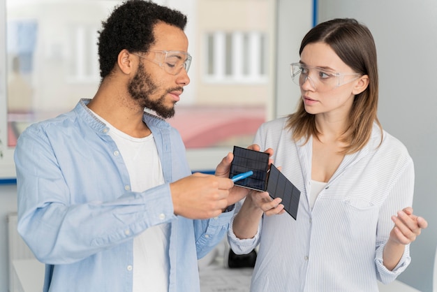 Científicos que trabajan juntos en soluciones de ahorro de energía