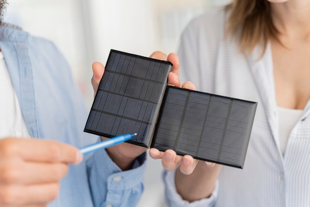 Foto gratuita científicos que trabajan juntos en soluciones de ahorro de energía