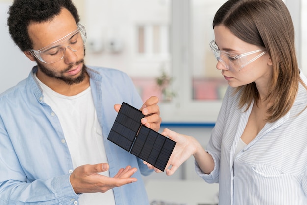 Foto gratuita científicos que trabajan en soluciones de ahorro de energía