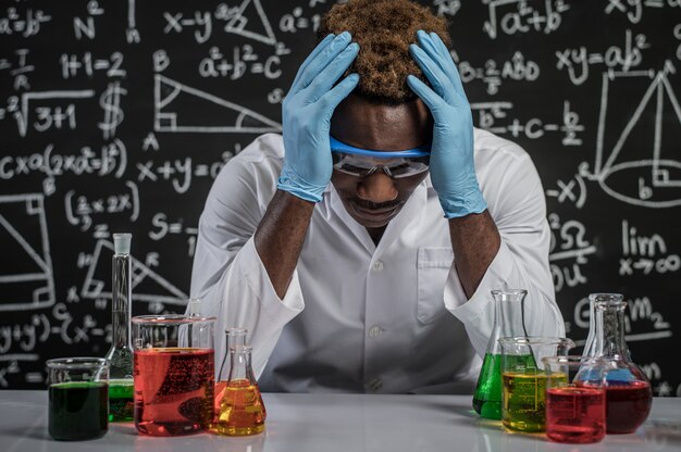 Los científicos tienen estrés en el laboratorio.