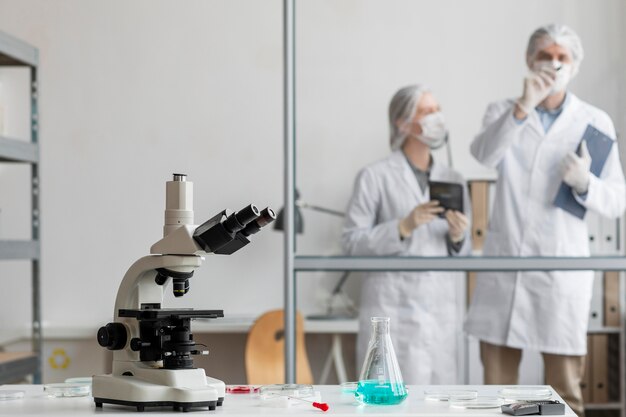 Científicos de tiro medio discutiendo en el laboratorio