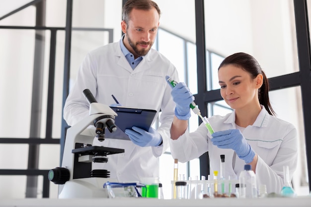 Científicos de tiro medio en laboratorio