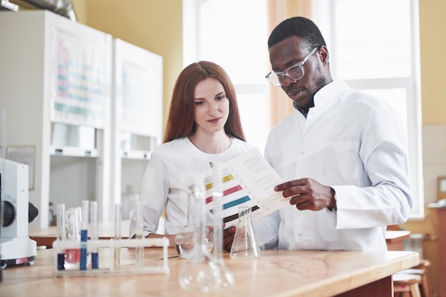 Foto gratuita los científicos trabajan en estrecha colaboración con el microscopio en el laboratorio realizando experimentos y análisis.