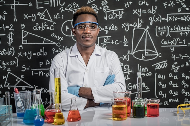 Los científicos usan anteojos y brazos cruzados en el laboratorio.