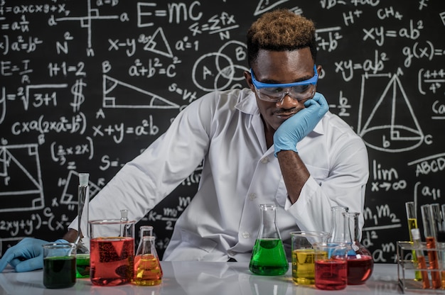 Foto gratuita los científicos usan la idea de fórmulas químicas en laboratorios
