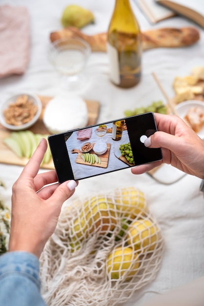 Cierra las manos tomando fotos con el teléfono inteligente