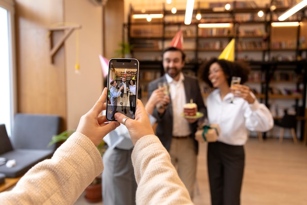 Cierra las manos tomando fotos con el teléfono