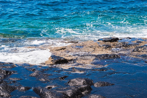 Cierre de agua cristalina con olas.