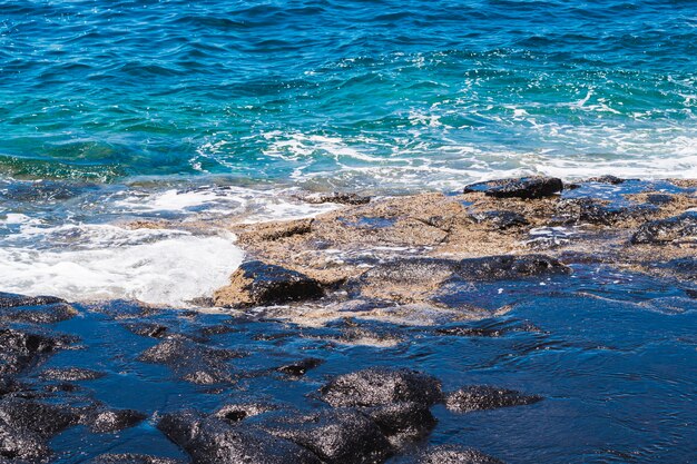 Cierre de agua cristalina con olas.