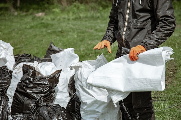 Foto gratuita cierre de bolsas de basura llenas de basura después de limpiar el medio ambiente.