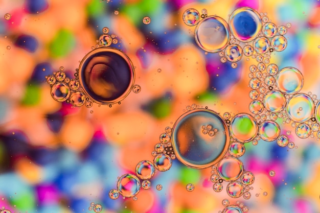 Cierre de burbujas cristalinas con fondo hued