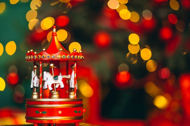 Cierre del carrusel de la Navidad para arriba con el fondo del bokeh