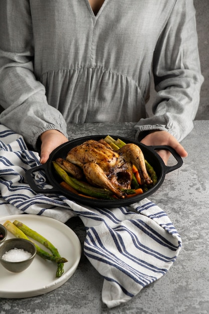 Foto gratuita cierre de comida alta en proteínas de pollo al horno