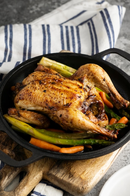 Cierre de comida alta en proteínas de pollo al horno